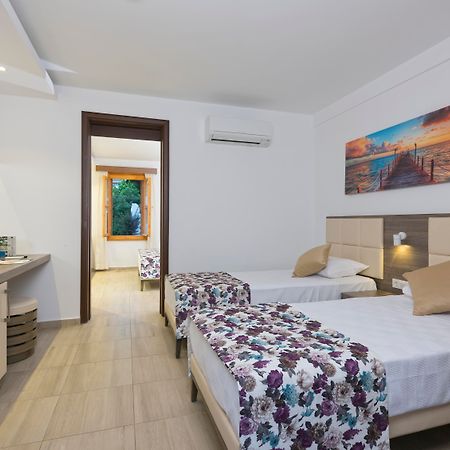 Club Kastalia Holiday Village โคนัคคลึ ภายนอก รูปภาพ
